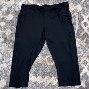 Black capri workout leggings